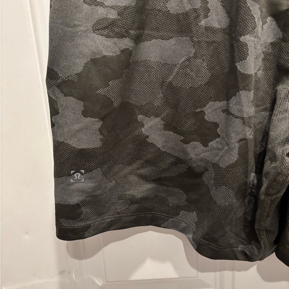 Lululemon T.H.E. Short 7" Mesh *Linerless
Variegated Mesh Camo Max Dark Olive - Picture 7 of 8